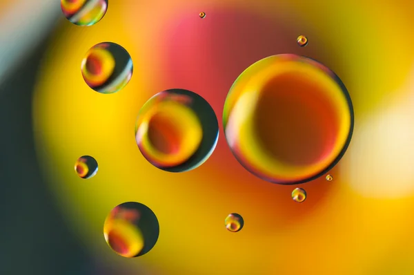 Gotas de aceite y burbujas de aire en el agua — Foto de Stock