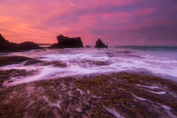 Mare onde frusta linea impatto roccia sulla spiaggia — Foto Stock