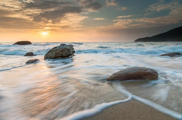 Havet vågor lash linje inverkan på sandstranden — Stockfoto