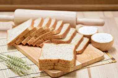 Tahta masada dilimlenmiş ekmek. 