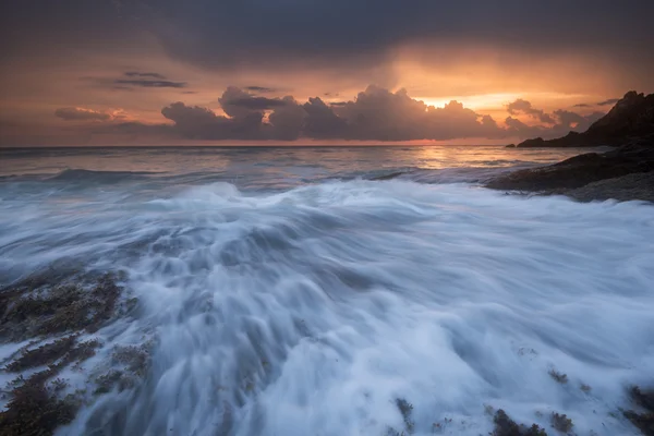 Havsvågor frans linje stöt sten på stranden — Stockfoto