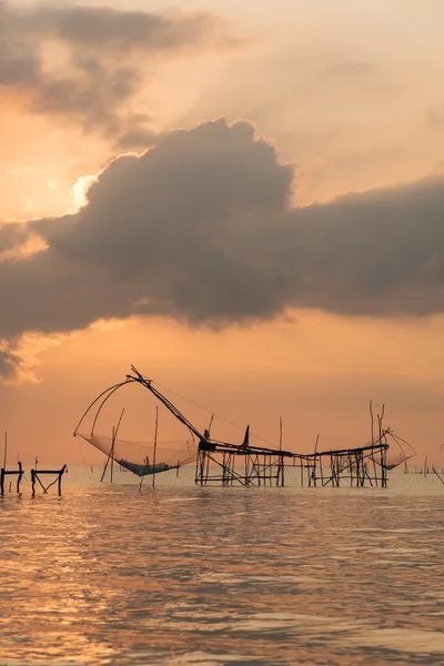 Silhouette des filets de levage au lever du soleil — Photo