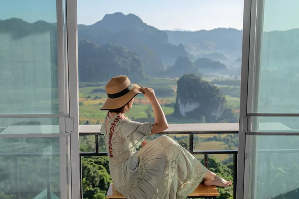 Giovane Viaggiatore Donna Asiatica Rilassante Seduto Una Sedia Guardando Una — Foto Stock