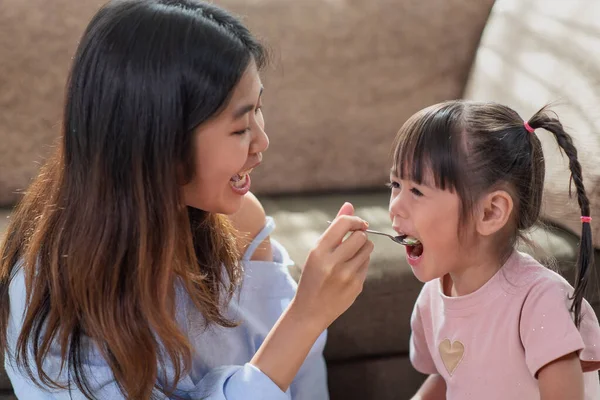 幸せなアジアの子供は彼女の姉 愛と幸福の家族の概念とおいしいケーキを食べることを楽しむ — ストック写真