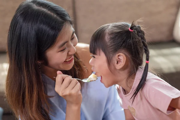 幸せなアジアの子供は彼女の姉 愛と幸福の家族の概念とおいしいケーキを食べることを楽しむ — ストック写真