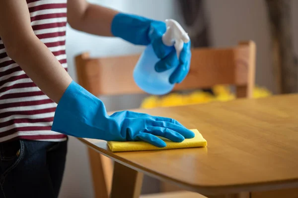 Close Mulheres Dona Casa Mãos Luvas Borracha Segurando Spray Limpando — Fotografia de Stock