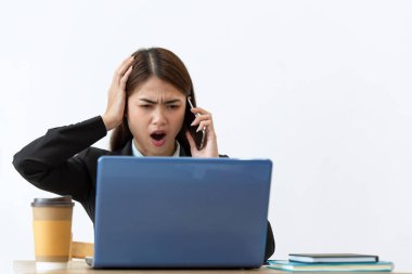 Ofisinde dizüstü bilgisayar üzerinde çalışan Asyalı stresli iş kadını, iş konsepti, olumsuz duygular.