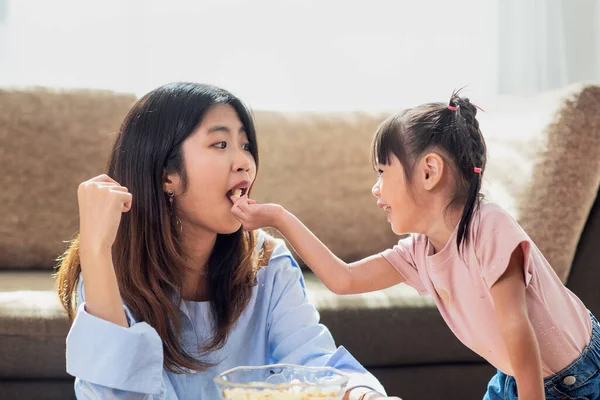 幸せなアジアの子供楽しみます食べるポップコーンとともに彼女の姉 愛と幸福家族の概念 — ストック写真