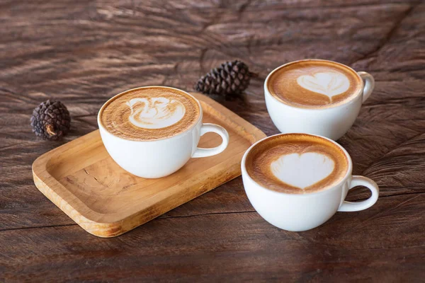 Close Uma Xícara Café Quente Arte Latte Mesa Madeira — Fotografia de Stock
