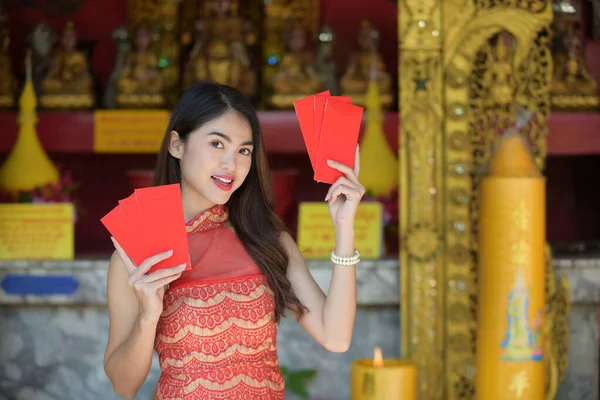Jeune Femme Asiatique Heureuse Porter Cheongsam Tenant Des Enveloppes Rouges — Photo