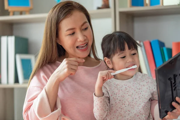 Asian Mother Teaching Daughter Brush Teeth Bathroom — Stock Photo, Image