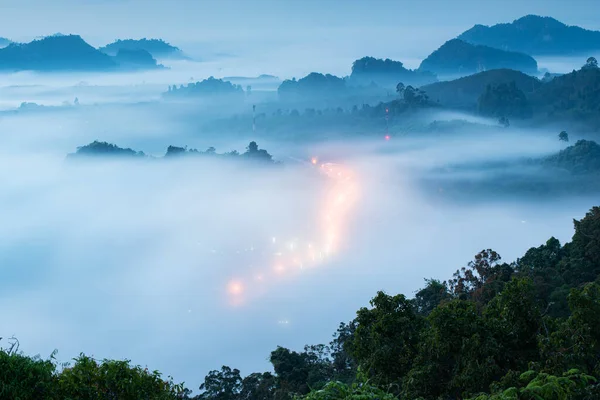 サラト タニー県カオ ルアンダ ダルマ公園の山間部に広がる朝の霧の風景 — ストック写真