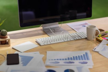 İş belgeleri, mali istatistikler ofis masasında grafikler ve çizelgeler rapor ediyor