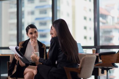 Takım elbiseli bir iş adamı ofis toplantı odasında iş planı sunar. İş hediyesi ve toplantı konsepti