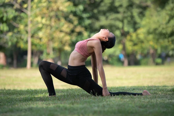 Азиатская Женщина Делает Упражнения Йоги Расслабиться Спортивной Одеждой Парке Спорт — стоковое фото