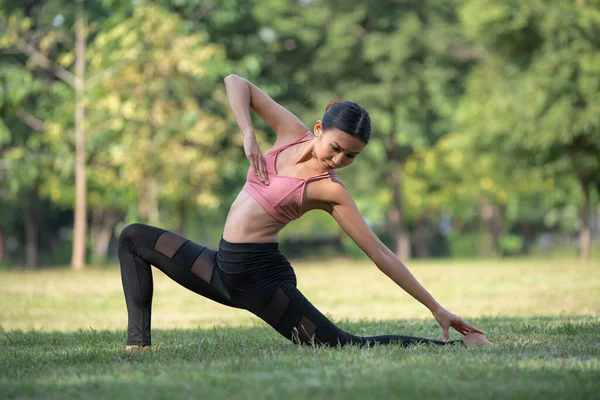 Азиатская Женщина Делает Упражнения Йоги Расслабиться Спортивной Одеждой Парке Спорт — стоковое фото