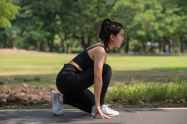 Sportiv Kvinna Tränar Utomhus Sportig Ung Asiatisk Löpare Kvinna Gör — Stockfoto