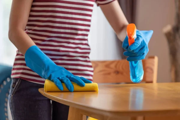 Närbild Kvinnliga Hemmafru Händer Gummihandskar Håller Spray Torka Bordet Vardagsrummet — Stockfoto