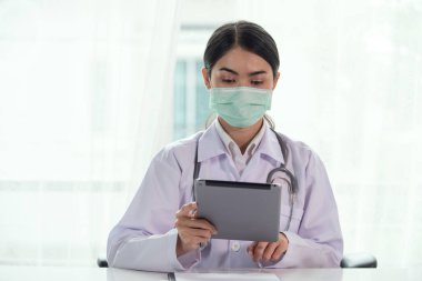 Kadın doktorların ellerini tablet bilgisayar, sağlık ve tıbbi konsept kullanarak kapatın.