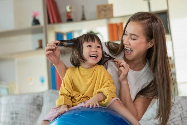 母は家で娘と遊び 幸せなアジアの小さな子供 家族の概念 — ストック写真