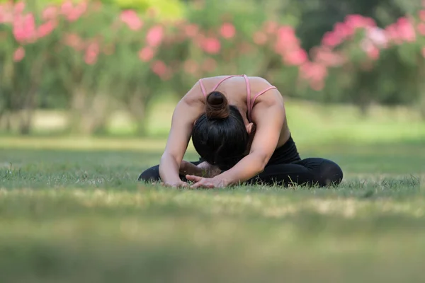 Mujer Asiática Haciendo Ejercicio Yoga Relajarse Con Ropa Deportiva Parque — Foto de Stock