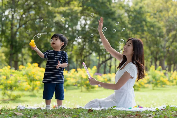 Glad Asiatisk Familj Har Roligt Mamma Och Hennes Son Leker — Stockfoto