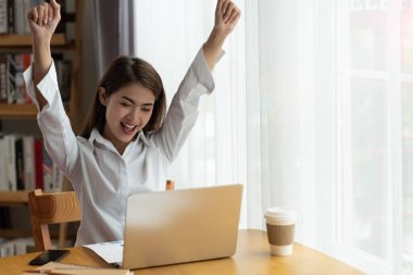 Genç Asyalı iş kadınının portresi evinde dizüstü bilgisayarla çalışıyor, evde çalışıyor, iş konseptinde çalışıyor.