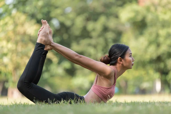 Mujer Asiática Haciendo Ejercicio Yoga Relajarse Con Ropa Deportiva Parque — Foto de Stock