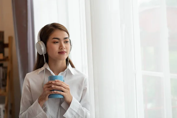 Retrato Una Joven Asiática Que Disfruta Escuchando Música Con Auriculares — Foto de Stock