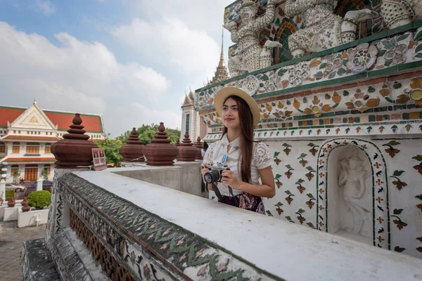 ワット アルン ラチャワラム 夜明けの寺院 で旅行する若いアジアの女性観光客 タイのバンコクで有名な場所の1つ — ストック写真