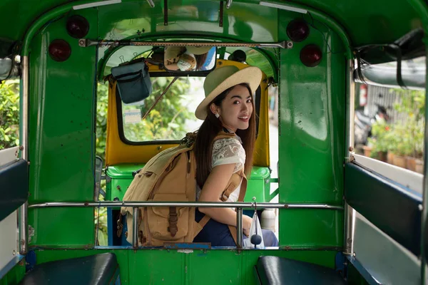 バンコクを探索する若いアジアの女性旅行者 タイ地元のトゥクトゥクタクシーと観光都市 — ストック写真