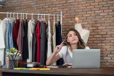 Evde çalışan küçük bir işletme sahibi, iş geleceğini düşünen kadınlar, çevrimiçi alışveriş ve dış ticaret kavramı