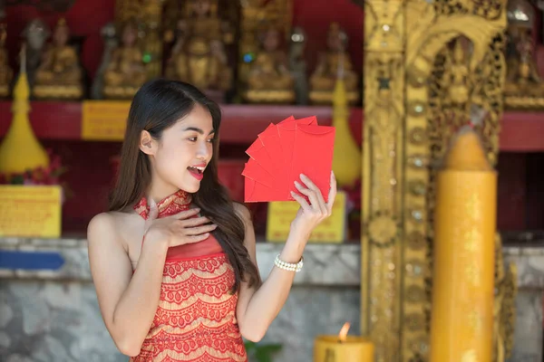 Jeune Femme Asiatique Heureuse Tenant Des Enveloppes Rouges Nouvel Chinois — Photo