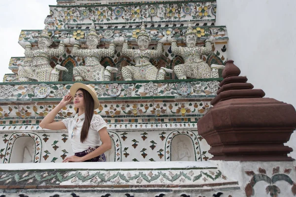 Joven Turista Asiática Viajando Wat Arun Ratchawararam Templo Del Amanecer —  Fotos de Stock