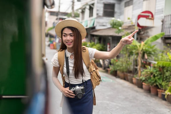 Giovane Viaggiatore Femminile Asiatico Chiede Indicazioni Tassista Portarlo Punto Riferimento — Foto Stock