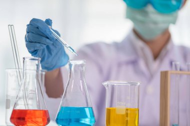 Test tüpü ile Asyalı kadın bilim adamının klinik laboratuvar, bilim ve kimya konsepti, tıp teknolojisi araştırması yapan