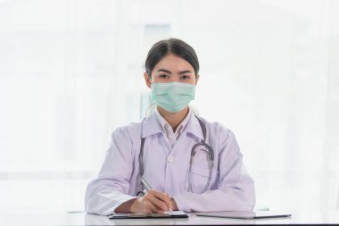 Omzunda steteskop, bilim ve kimya, sağlık ve tıp konsepti olan Asyalı kadın doktor veya bilim adamı portresi