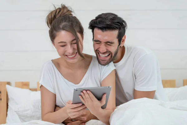 Heureux Jeune Couple Détendu Regardant Une Tablette Ensemble Riant Tout — Photo