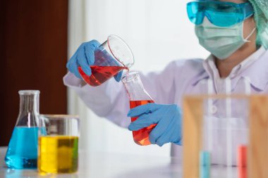 Test tüpü kullanan genç Asyalı bilim kadını klinik laboratuvar, bilim ve kimya konsepti, tıp teknolojisi araştırması yapıyor.