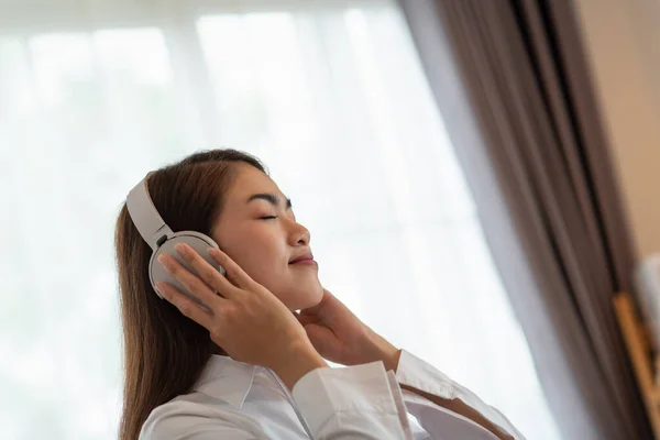 Retrato Mujer Joven Asiática Disfrutar Escuchando Música Con Auriculares Tiempo — Foto de Stock