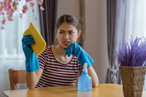 Infelice Asiatica Casalinga Indossa Guanti Con Spray Pulire Tavolo Soggiorno — Foto Stock