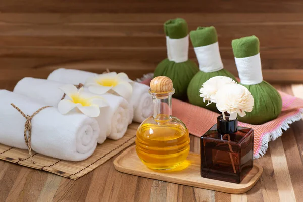 Spa Compositie Houten Tafel Traditionele Thaise Kruidenmassage Wellness Center Concept — Stockfoto