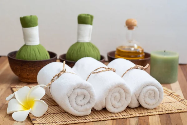 Spa Compositie Houten Tafel Traditionele Thaise Kruidenmassage Wellness Center Concept — Stockfoto