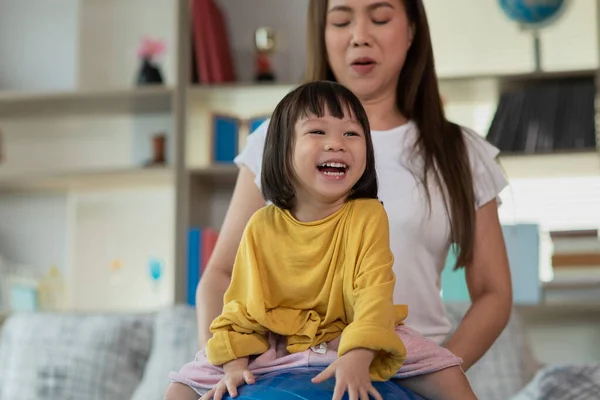 Щаслива Азіатська Дитина Бавиться Гімнастичним Ячем Займається Вправами Матір Вдома — стокове фото