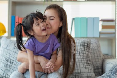 Anne evde kızıyla eğleniyor ve oynuyor, mutlu Asyalı çocuk, aile kavramı