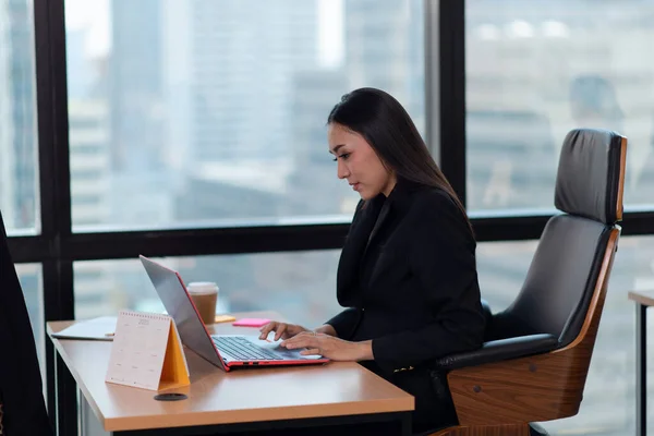 Портрет Успешной Улыбающейся Деловой Женщины Работающей Офисе — стоковое фото
