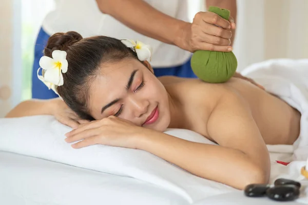 Joven Mujer Asiática Recibiendo Masaje Con Bolas Hierbas Tailandesas Salón — Foto de Stock