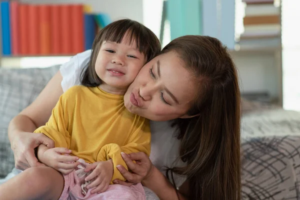 Madre Divirtiéndose Jugando Con Hija Casa Feliz Niño Asiático Concepto Imagen De Stock
