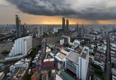 Şehir merkezindeki Chao Phraya Nehri 'nin kıvrımlı manzarası gün batımında, Tayland' ın başkenti