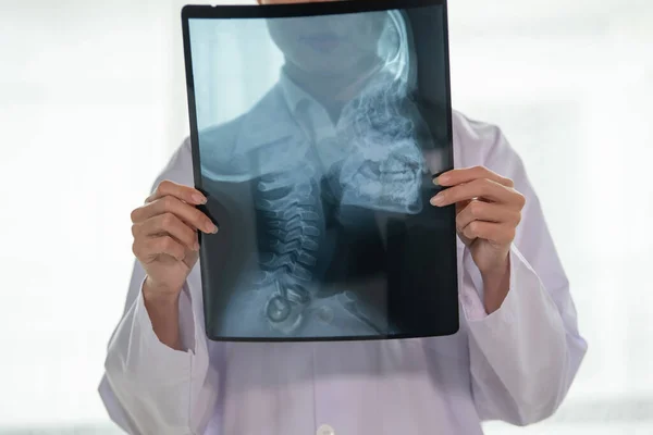 Young Asian Female Doctor Showing Ray Results Patient Vertebral Column — Stock Photo, Image